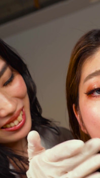 Haruno öffnet ihren mund weit ... Tsubame packt ihre zunge, lässt sie spucken und riecht ihre scham