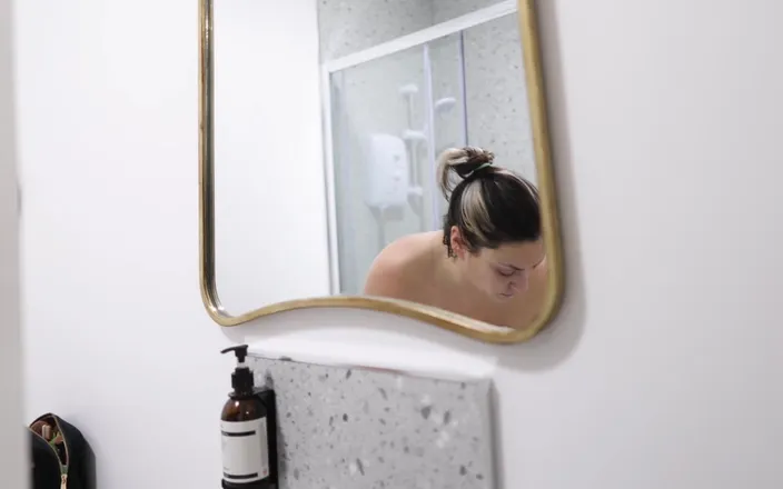 Countess diamond: Spolubydlící Submisivní - Sleduje mě ve sprše