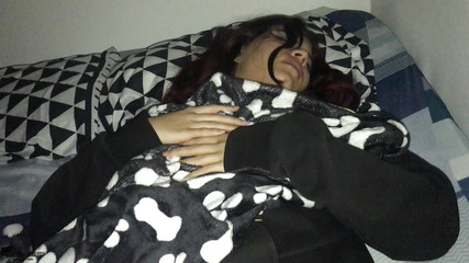 MAFELAGO: 娇小的拉丁女郎在她的房间里裸体给我口交并吞下牛奶 pov - 西班牙语色情