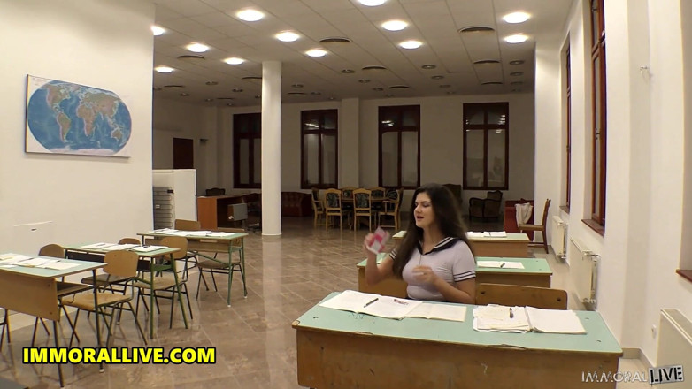 Immoral POV: Insegnante sedotta dal mangiare caramelle pawg francesca diCaprio - Produzioni immorali