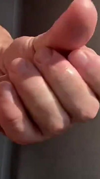 Gros plan : Bite Xiscoxx qui libère du lait