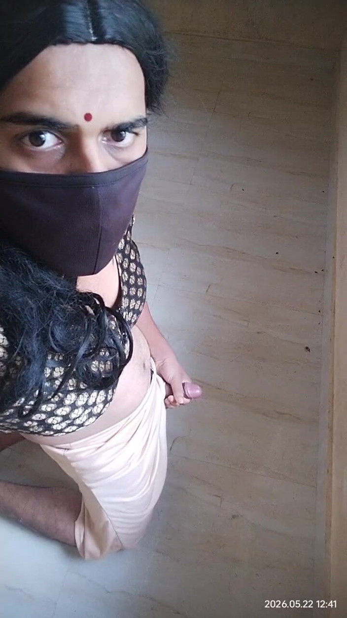Harini: Harini, travesti, se masturbe et jouit