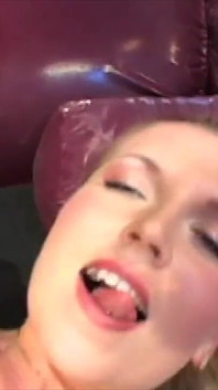 Ela se masturba primeiro e depois é fodida por um bom pau grande