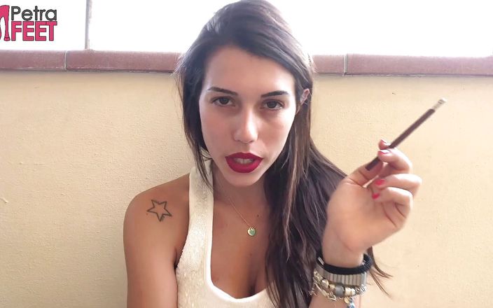 Smokin Fetish: Fumando sul balcone con la teen tatuata e calda petra