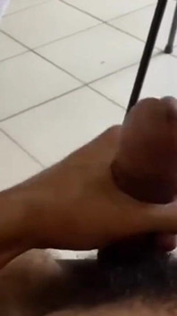 Nhiếp ảnh gia đang chờ đợi người mẫu tiếp theo, và quyết định đụ một người ở giữa studio