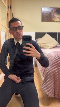 Papi Enseñando Polla Dura En Baño Publico Y Meando