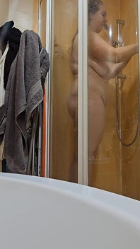 Una Tettona BBW Si Fa La Doccia Nella Cabina Della Doccia, Rasandosi Le Ascelle, La Figa E Le Gambe.