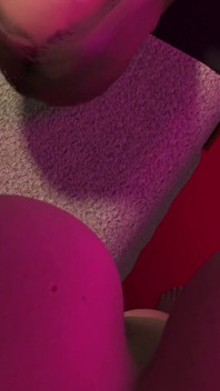 Em primeiro plano - sexo a três em uma mesa de massagem