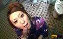 Pure Japanese adult video ( JAV): Японська дівчина смокче чоловіка з волохатим членом у ванній і отримує повний рот спермою, відео від першої особи