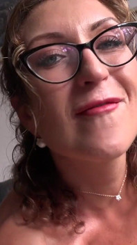 Auntjudys - Profesoara ta matură sexy incitantă, doamna Julia North, are o sarcină specială pentru tine