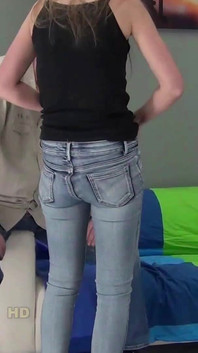 Luca Bella dipukul di atas sofa