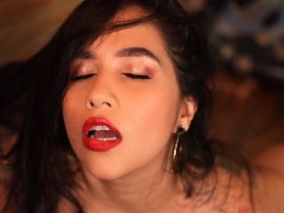 JhoanitaVioletta: 用我的红色内裤插入我的阴户，性感和色情自慰