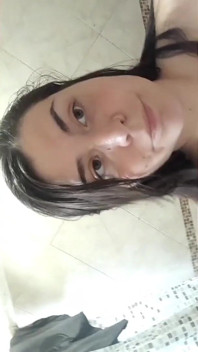 Awek montel duduk di muka awak