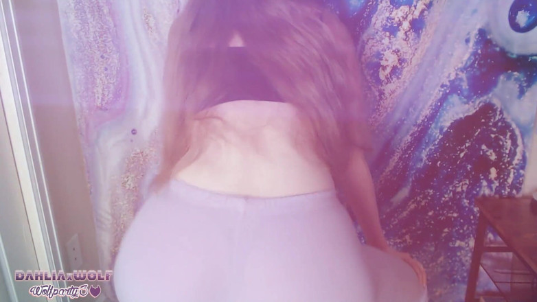 Dahlia Wolf: Hot Girl Grinds och Twerks i tighta leggings
