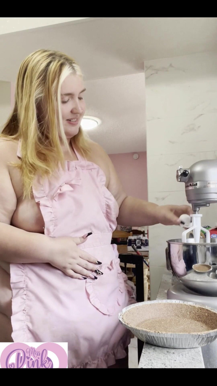 Miss Pink Plush: Awek montel di dapur
