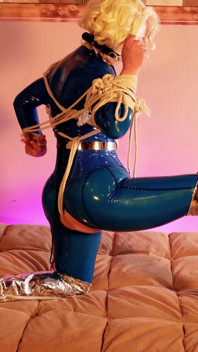 Evadare cu robie în latex, mamă sexy supusă în cauciuc cu căluș