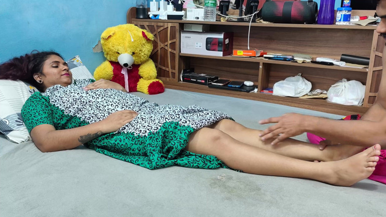 Vaishnavysharunraj: Malayali żona masaż stóp robi mąż