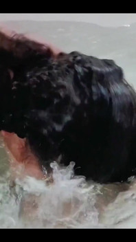 Ana is gek onder water, grote geluiden worden gehoord