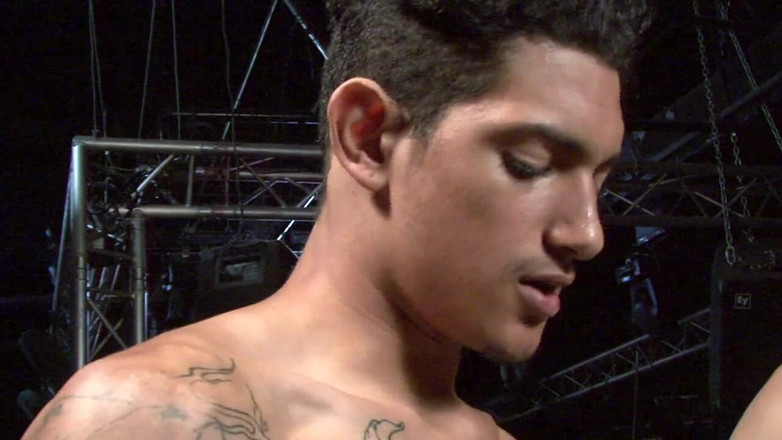 Recent amator bareback French porn: 그는 그것을 빨고 즙을 입에 넣는다