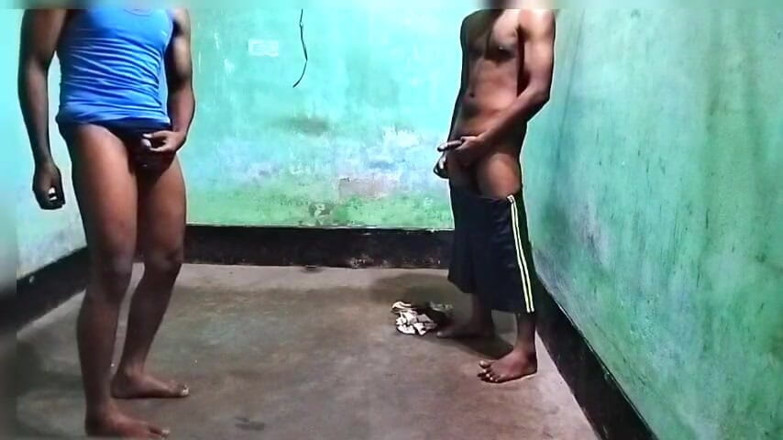 Desi Tits: 큰 엉덩이 근육질의 트윈크 소년 친구 게이 포르노를 보여주는 덩어리 펨보이