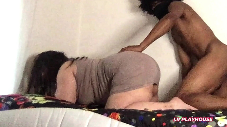 Zina Gabon: Isteri ditangkap berkongkek pada kamera di atas katil