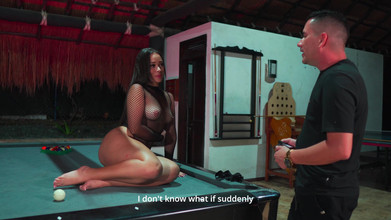 Daniela andrea: Model Colombia dengan pantat besar dikongkek di atas meja kolam...