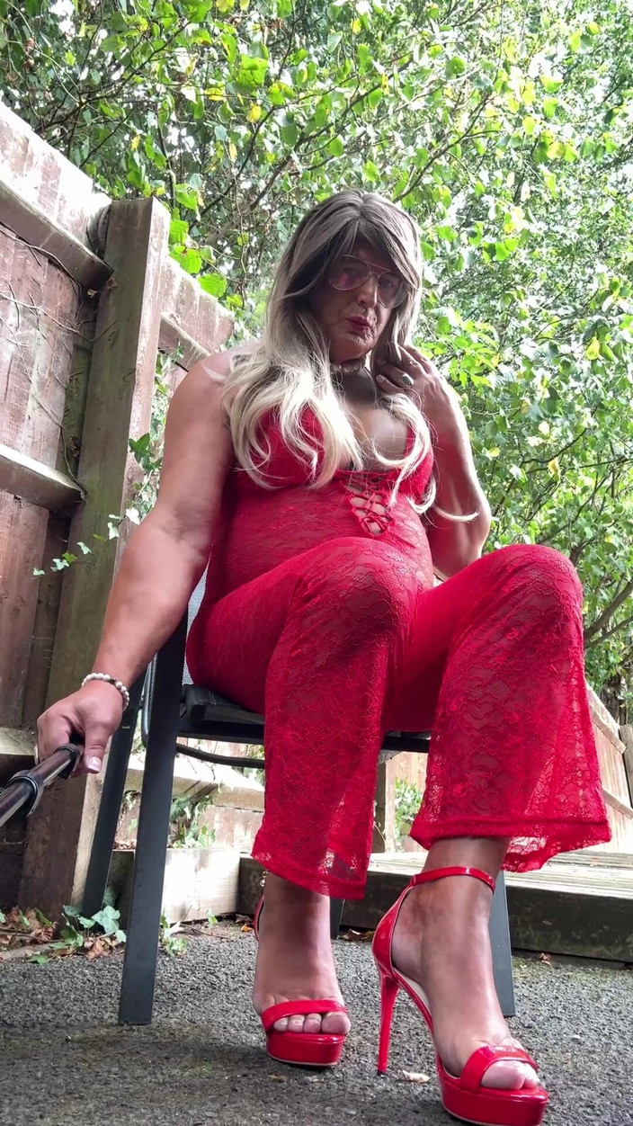 Kellycd2022: Crossdresser seksi Kellycd2022 dalam jumpsuit merah seksi dan tumit