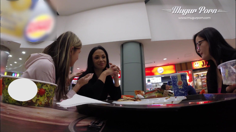 Mugur's World: Gina gerson, dolly diore, dan samanta di belakang panggung sebelum...