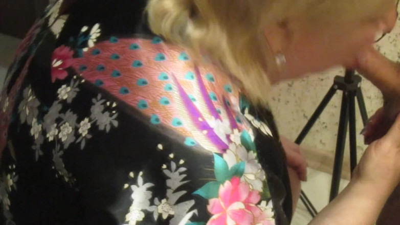 Zona901: Mother-in-law sucks and jerks off my cock while extracting nectar