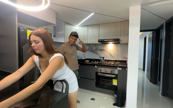 LILY_PUP: 私は隣人においしいコーヒーを提供し、それと引き換えに彼の美味しくて巨大なチンポを私の引き締まったお尻に与えます