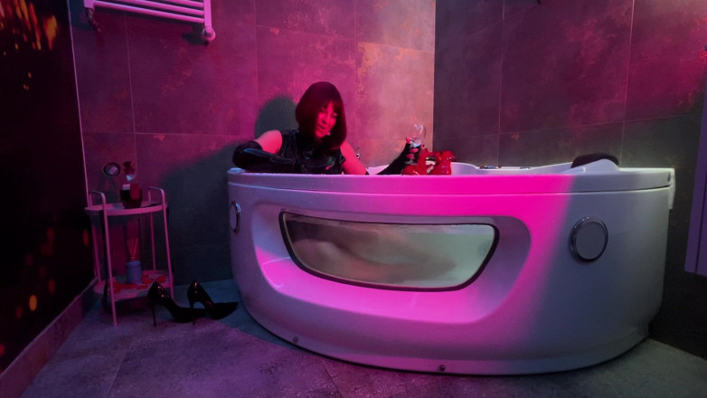 Dominatrix Miss Patricia Stark: Paní koupající se v latexu a botách