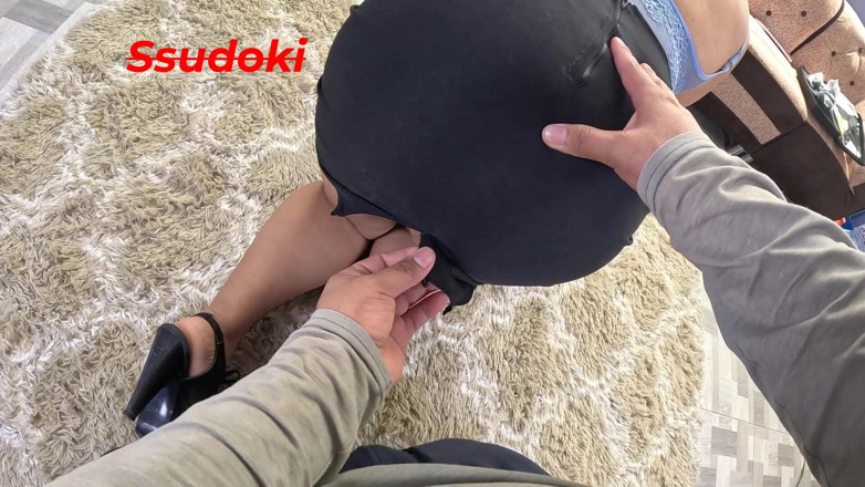 Ssudoki: 彼女は上司とこっそり一緒にいる自分を見ている。キスマークがついていて、オフィスにいるとお尻が痛い。彼女はアンファ(不法)だと思う