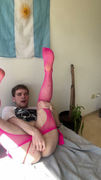 Schattige femboy in visnetten neukt zijn bubbelkont en kreunt - 4/30 dagen anale uitdaging