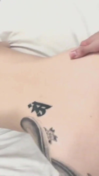 Quente asiática tatuada, sempre ansiosa para desfrutar e encher seus buracos