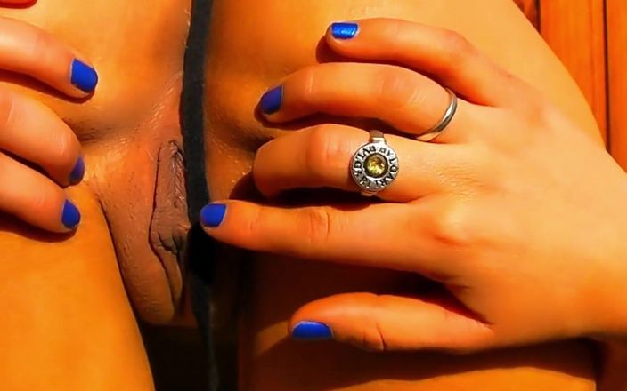 Argentina Latina Amateurs: Rondborstige blonde amateur cameltoe in groene outfit toont haar poesje