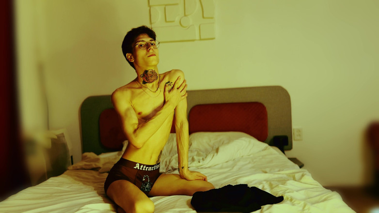 HotDogs studio: Я Остался В Отеле И Решил Мастурбировать, Пока Мой Гетеросексуальный Друг Не Вернётся.