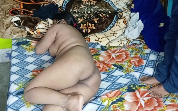 Manjushukla: Bhabhi nouvellement sexy en sari bleu.