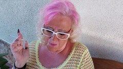 PureVicky66: BBWドイツのおばあちゃんは煙草を吸い、彼女の濡れた猫と遊ぶ!