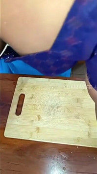 Cozinha sexy em blusa anágua &show de buceta