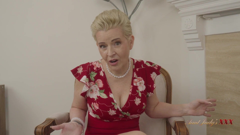 Aunt Judy's XXX: MătușăJudysXXX - Mama ta vitregă excitată Bobbi Shay vrea să joace înainte...
