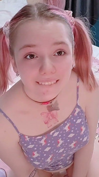 Mal legal menina de 18 anos Yeras plaing com sua jovem buceta careca até o orgasmo