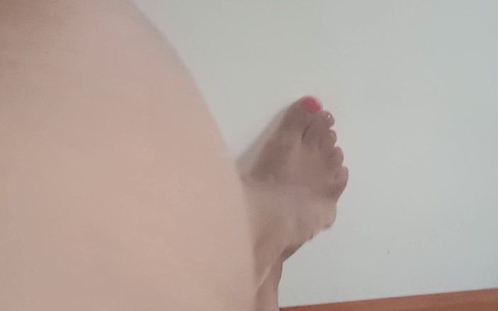 Evanna Blaque: セクシーな黒檀は彼女の足を示しています
