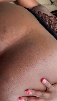Peituda negra gata recebe anal fodida por um cara branco