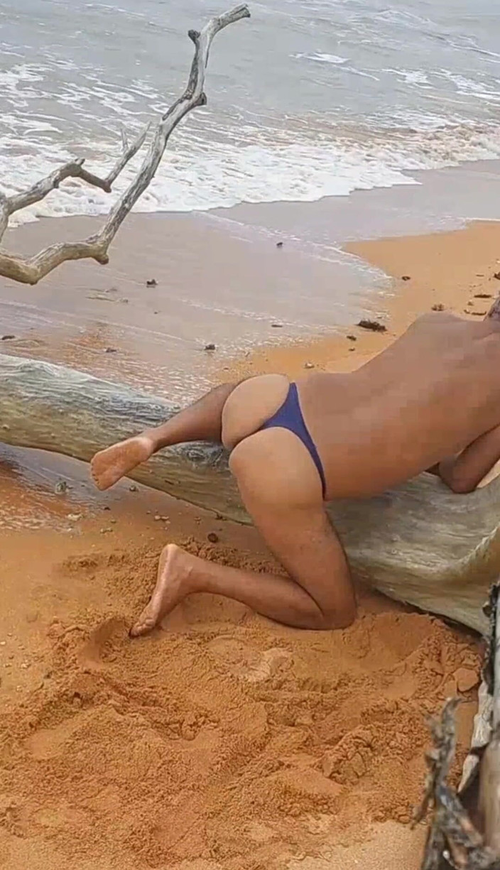 Ladysilvas: Ladysilva穿着比基尼在海滩上多么淫荡的热屁股