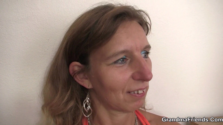 Grandma Friends: Ångande trekant i ett hotellrum