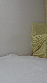 Nur für mädchen, Wohnung in Japan, ein Mädchen putzt in Schürze-Stil Minirock-Uniform, Tanga-Wedgie-höschen und weißen Socken