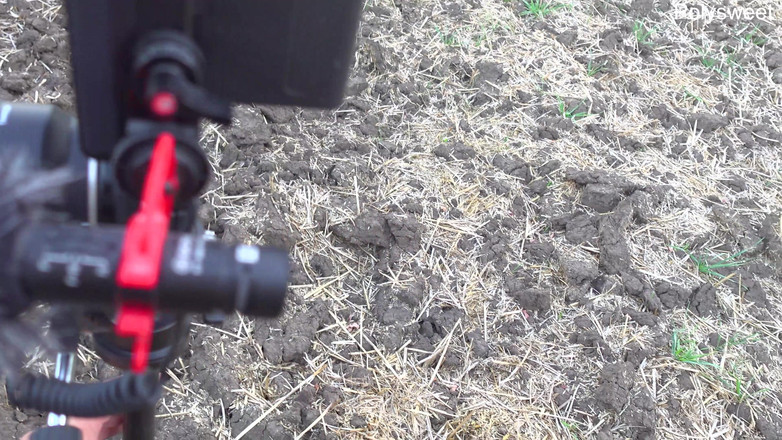 Polly Sweet: Žhavá sexy brunetka s velkými prsy masturbuje v autě s...