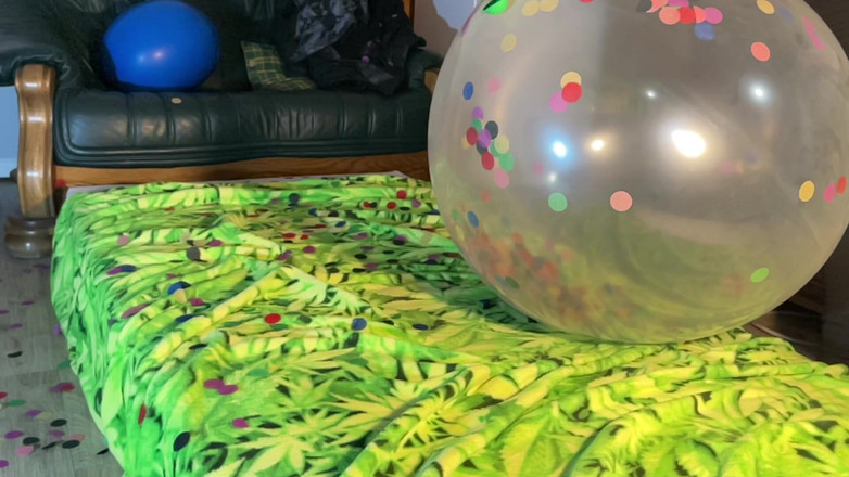 BeachBallsDuo: (cr-2) 16 énormes ballons de 60-100 cm très épais écrasés par des culs de are ! 2...