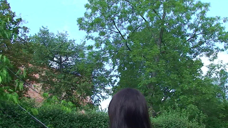 Just beauty and solo girls: Seksowna brunetka nastolatka Kattye miga piersi i cipki w parku