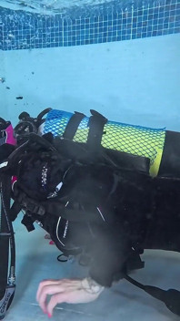 Tachinare cu bule: Instrucțiuni de masturbare subacvatice în gear complet scuba